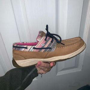 sperrys, size 6 in girls but they fit like a 7 W